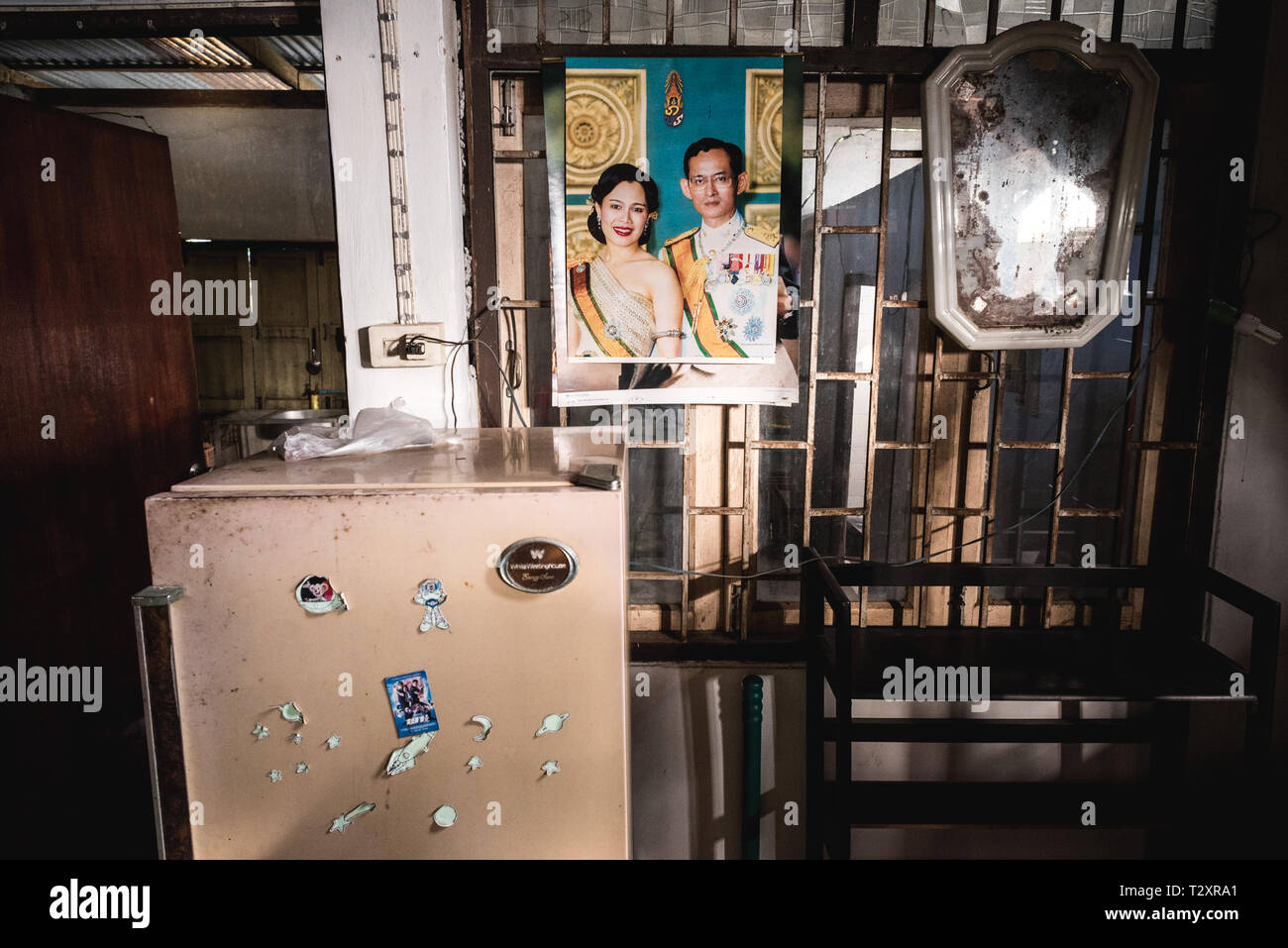 Ubon Ratchathani, Tailandia - 11 Febbraio 2017: un interno di casa Tailandese con il ritratto del Re Rama IX e Queen Sirikit sulla parete. Foto Stock