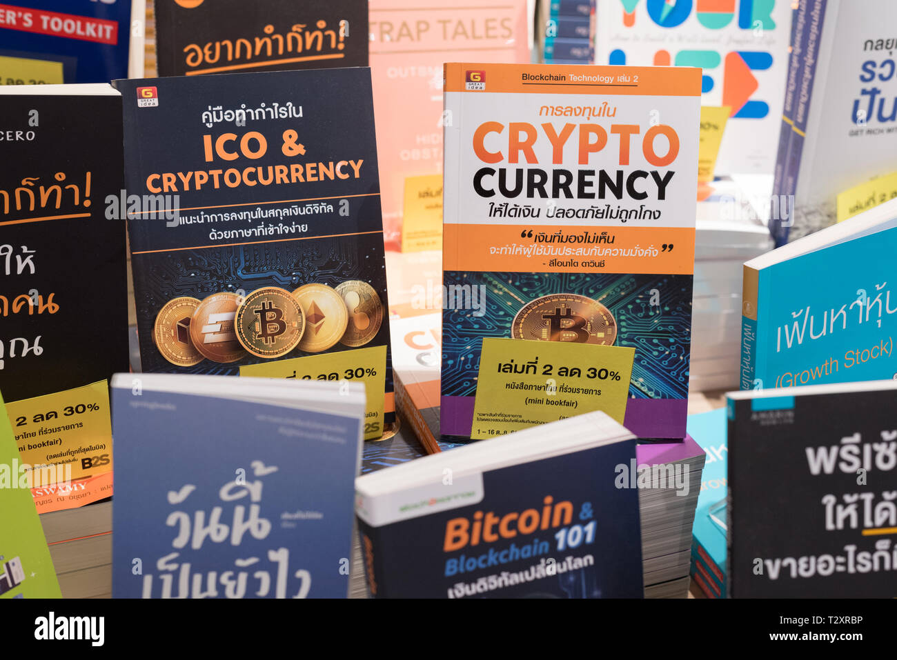 Bangkok, Tailandia - 4 Ottobre 2018: libri sulla moneta crypto, bitcoin e tecnologia blockchain in lingua Thai in un negozio scaffale di una libreria. Foto Stock