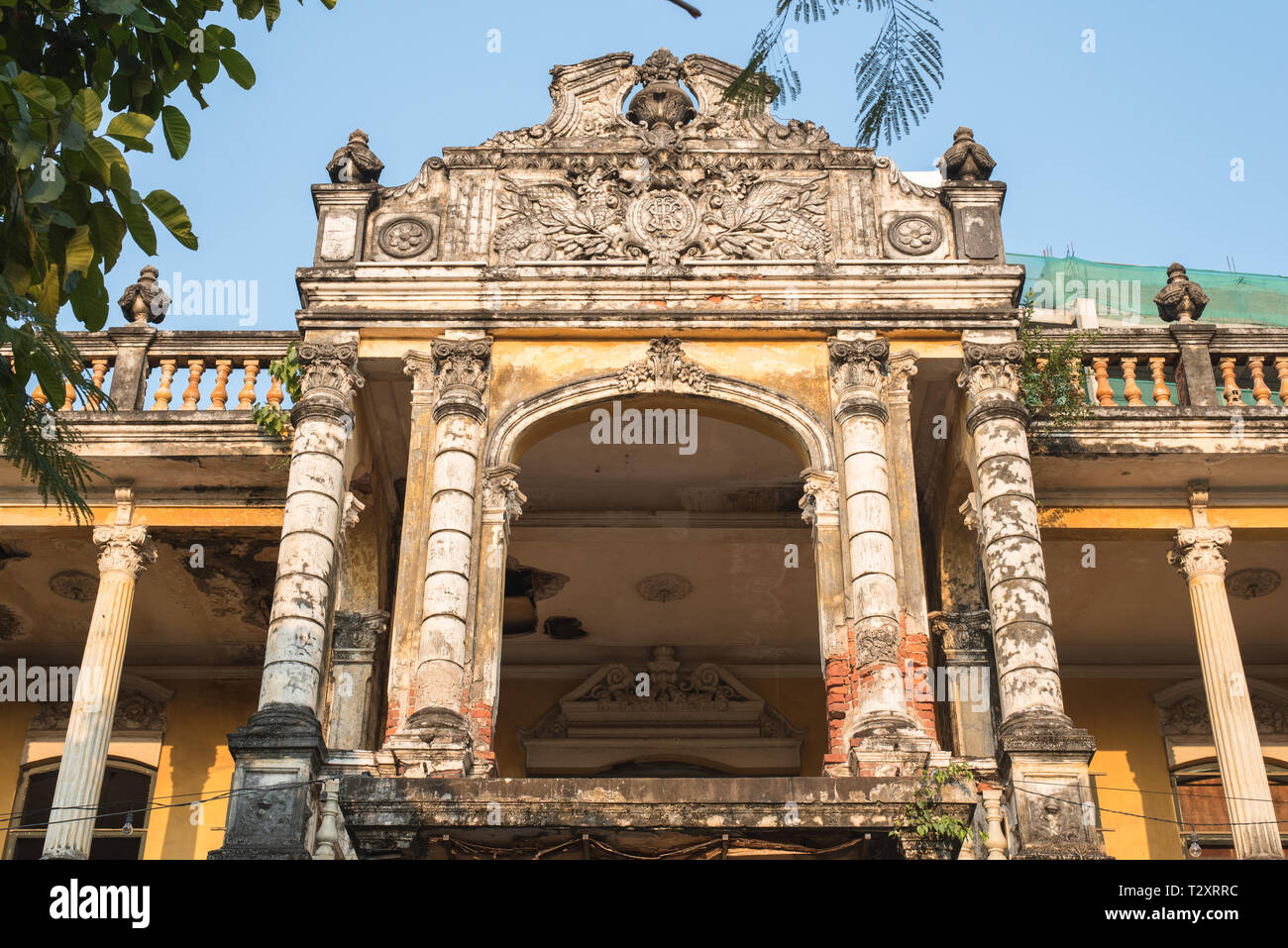 Esterno del secondo piano del Palazzo o Villa Bodega, un semi-rovinato era coloniale edificio (1910-1920S) a Phnom Penh city centre, in Cambogia. Foto Stock