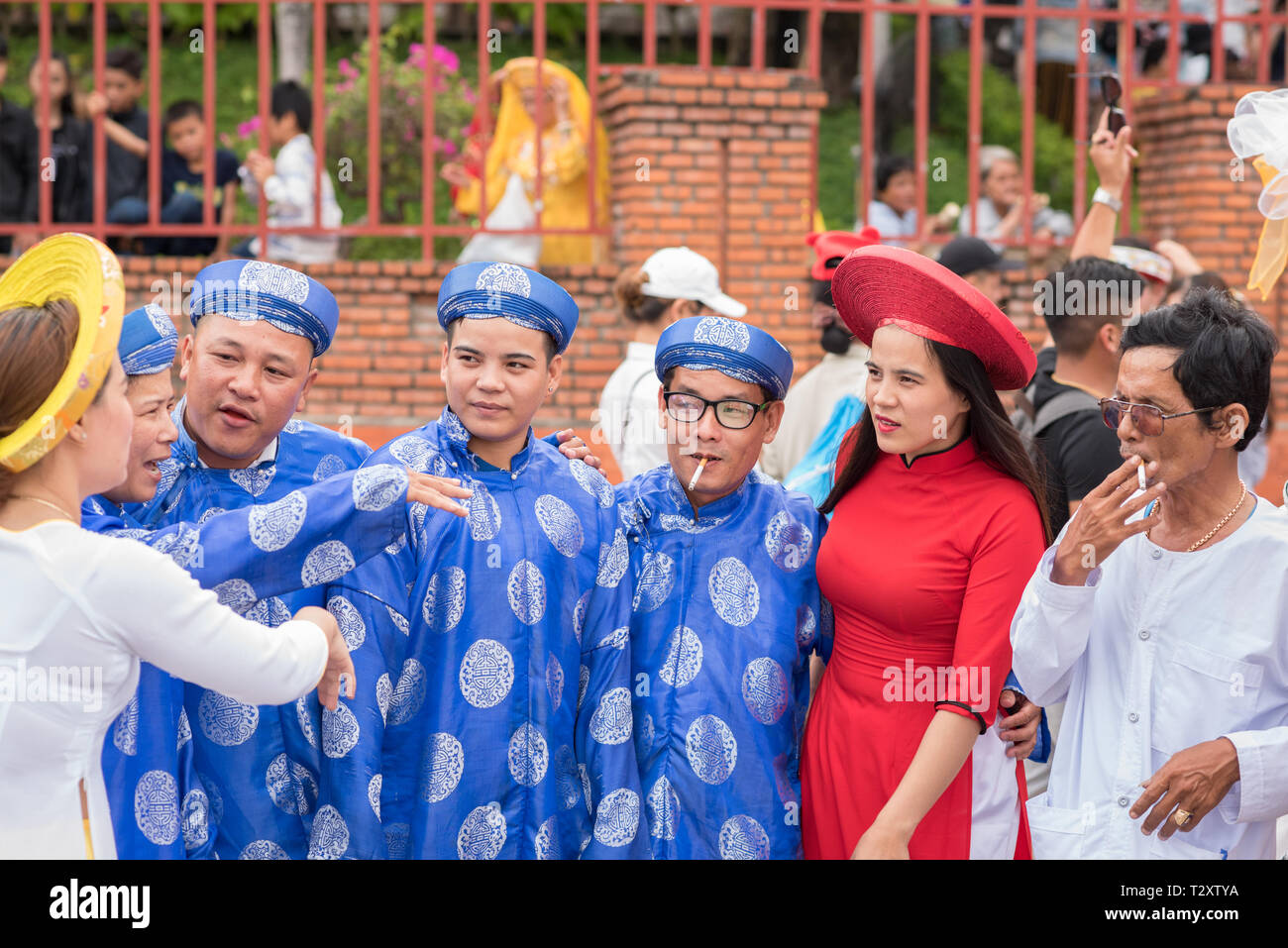 Nha Trang, Vietnam - 5 Maggio 2018: uomini e donne nei tradizionali costumi  vietnamiti a Po Nagar celebrazione del Tempio (Le hoi Thap Ba Ponagar Foto  stock - Alamy