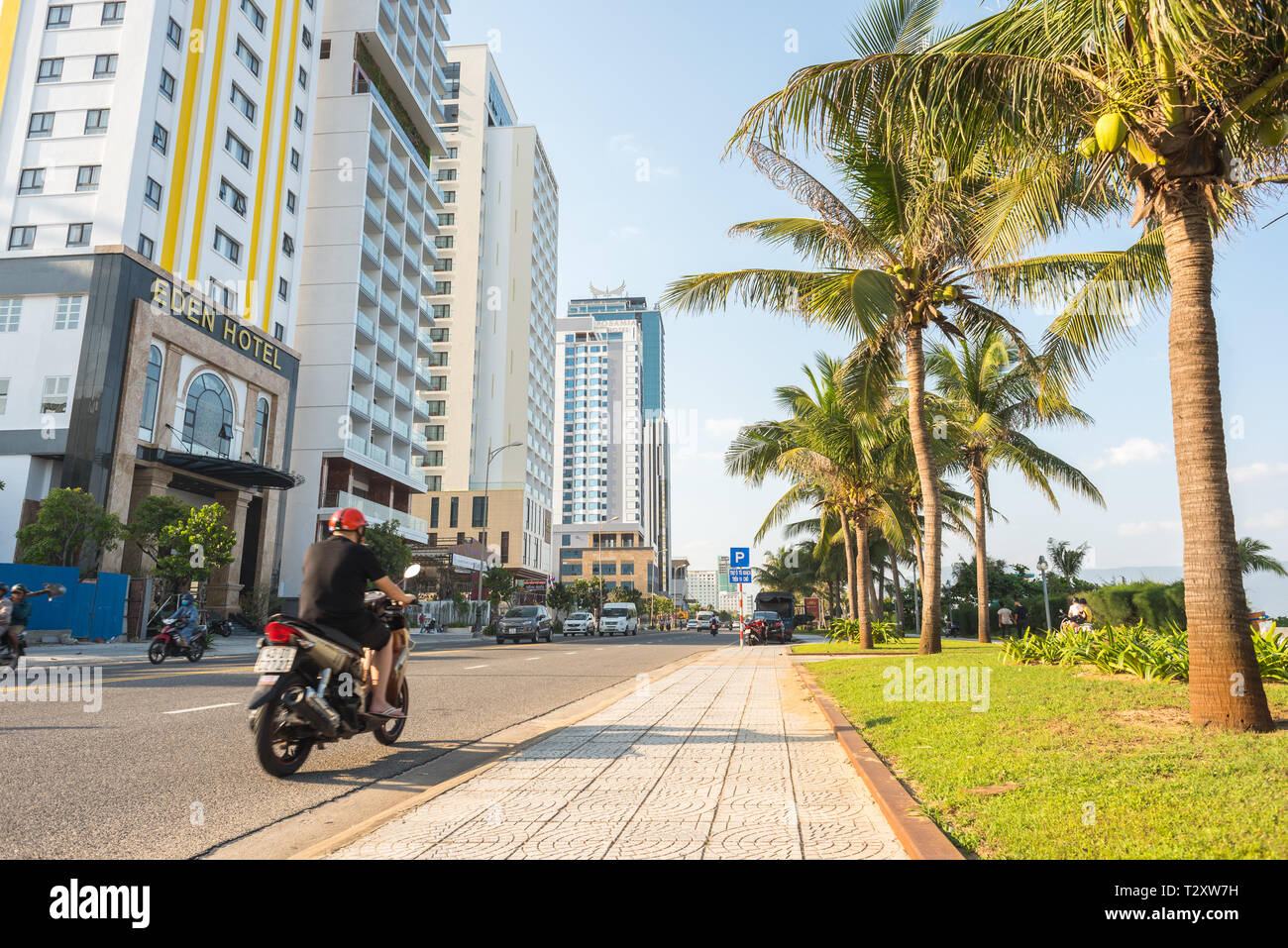 Da Nang, Vietnam - 1 Novembre 2018: Vo Nguyen Giap, il seaside avenue con la sua nuova costruzione fronte spiaggia alberghi multipiano. Foto Stock