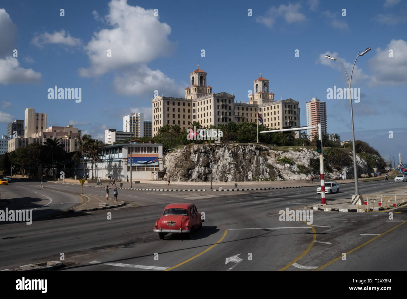 Auto d'epoca di guidare su strada a l'Avana, Cuba Foto Stock