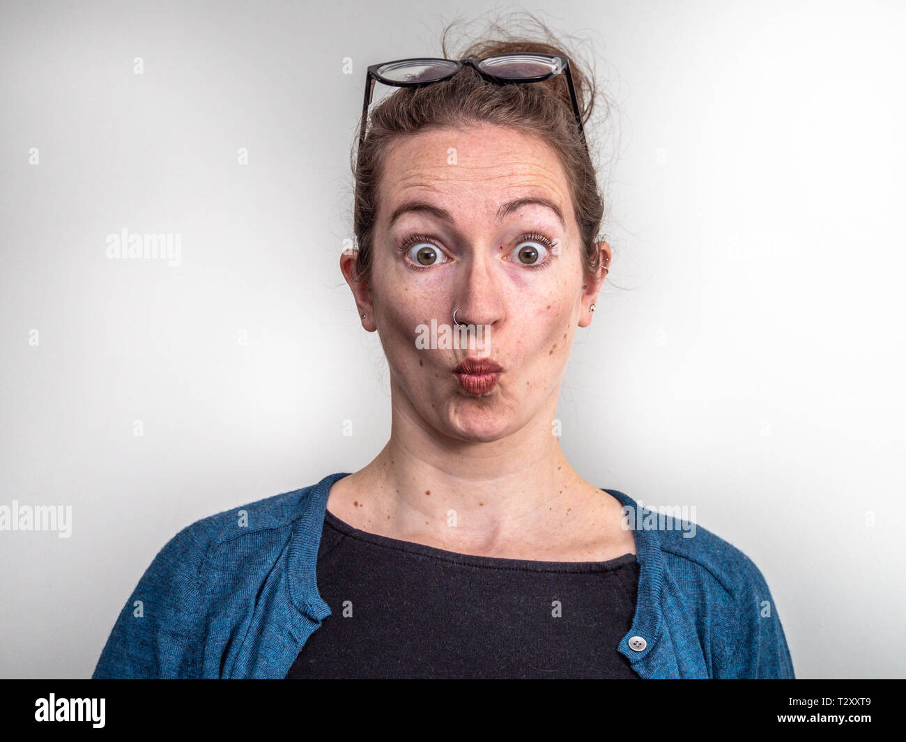 La donna caucasica che mostra un'espressione di sorpresa Foto Stock