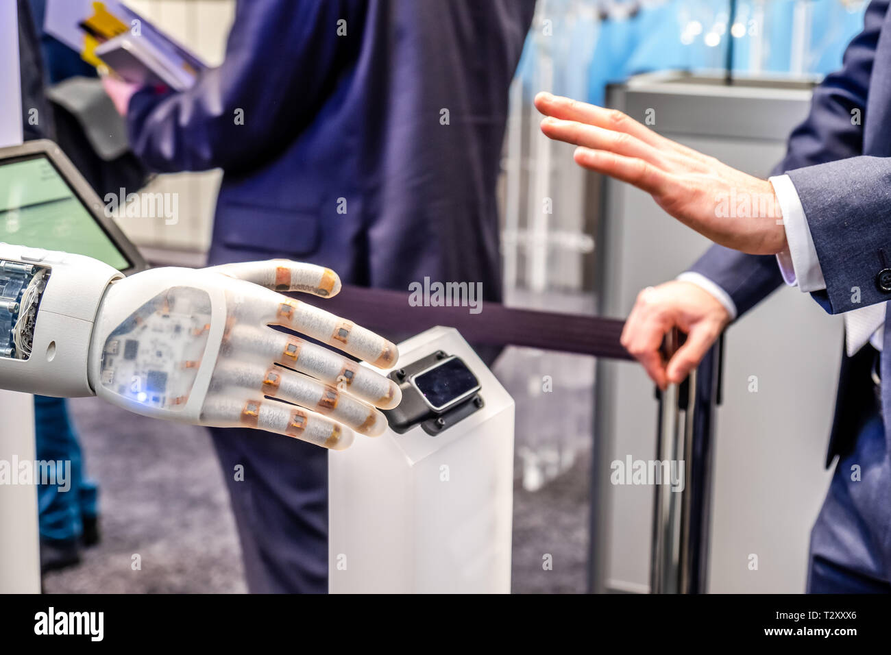 Mano umana e del robot come un simbolo di collegamento tra persone e intelligenza artificiale tecnologia. Foto Stock