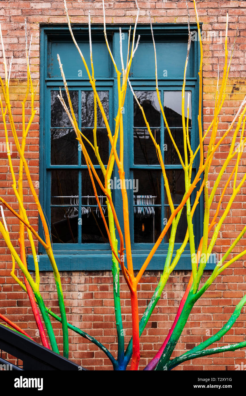 Artista Curtis Killorn lato albero di vernici di colori vibranti, Steamplant Teatro & Event Center, Salida, Colorado, STATI UNITI D'AMERICA Foto Stock