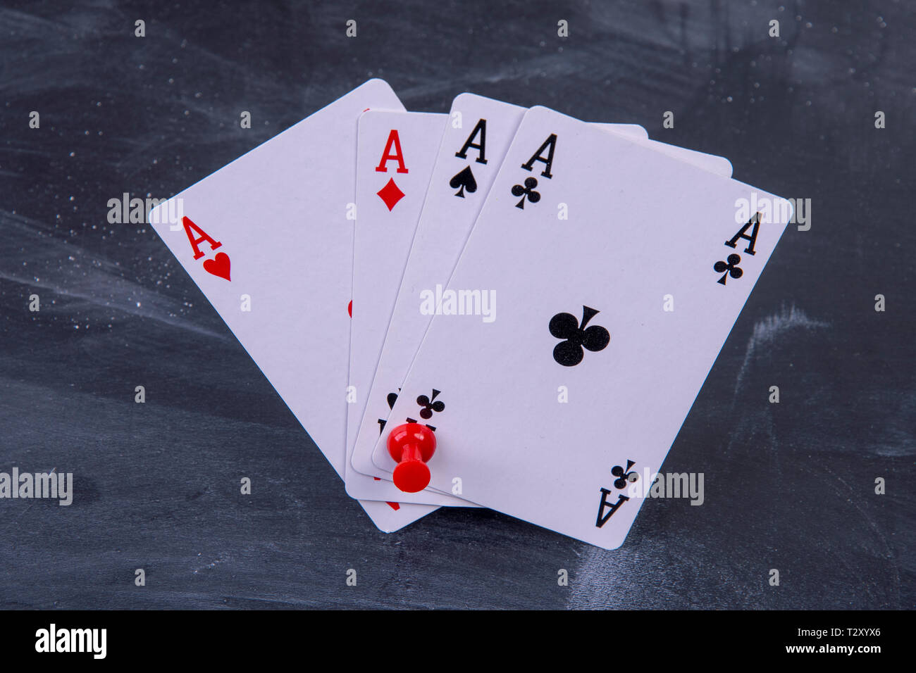 Quattro carte da gioco tutte le voci ACE su una scheda Foto Stock