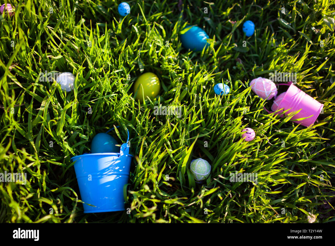 Felice Pasqua. Le uova di pasqua nascoste in erba di primavera. Decorazione di vacanza in giardino Foto Stock