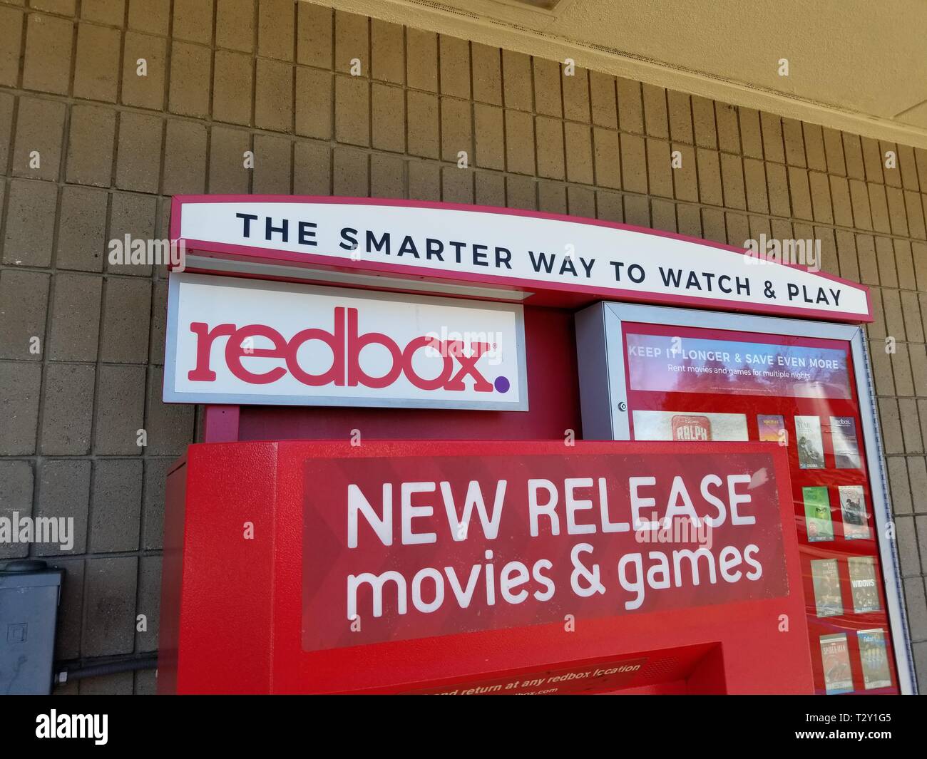Close-up di logo in cima Redbox automatizzato di noleggio DVD kiosk nella San Ramon, California, 11 marzo 2019. () Foto Stock