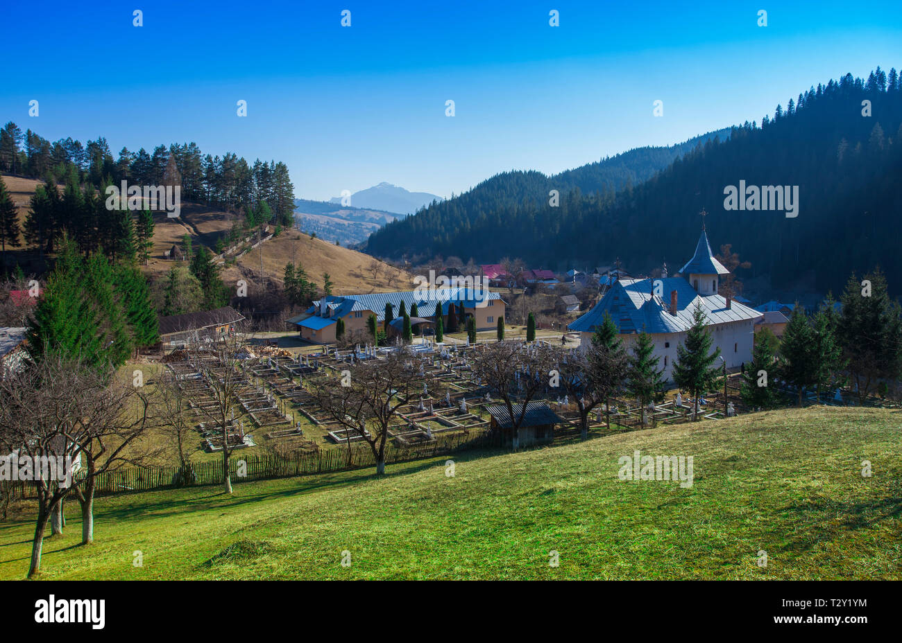 La chiesa e il paesaggio di montagna in Petru Voda, Romania Foto Stock