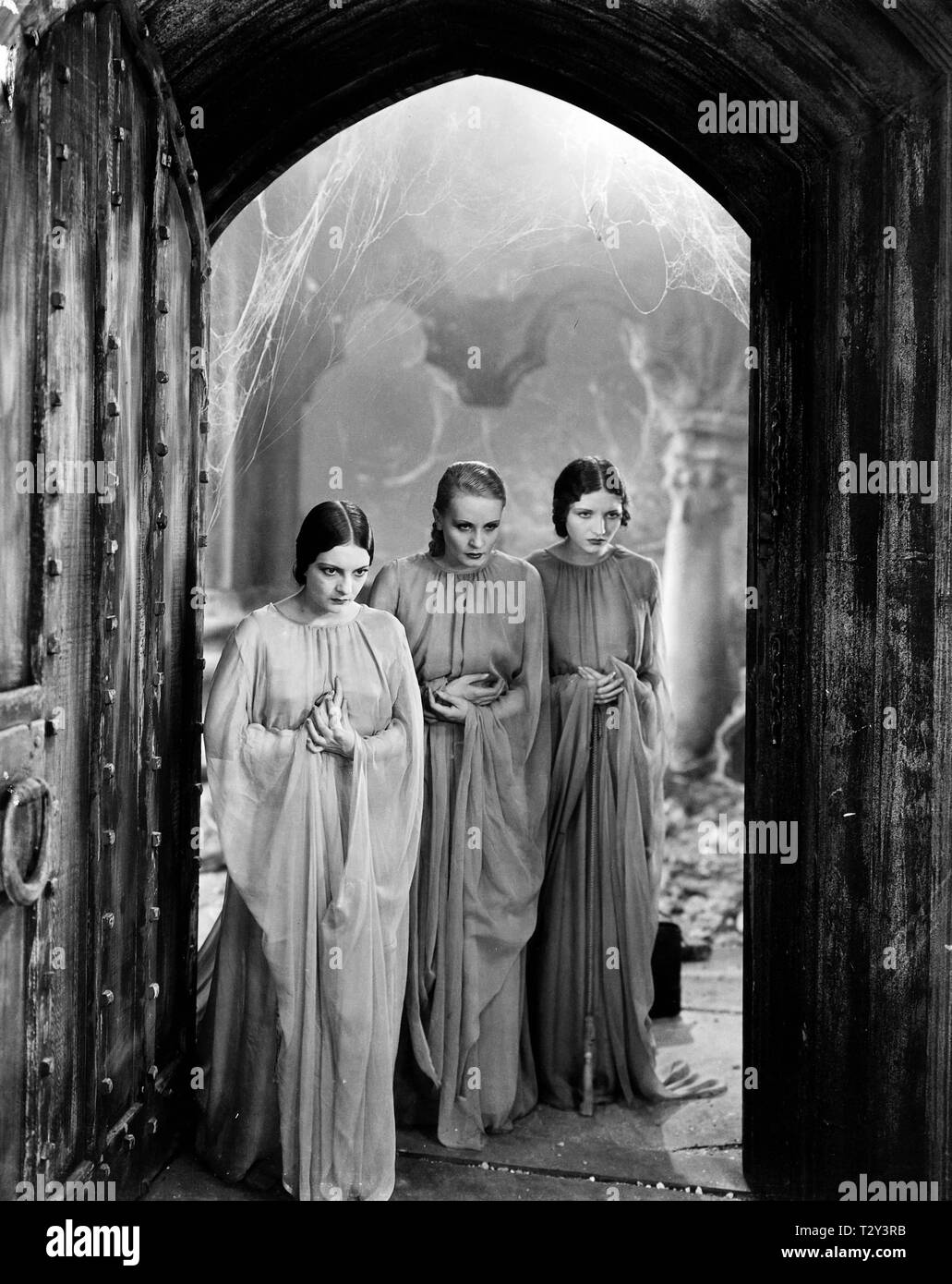 L'ALBERO DI DOROTHY GERALDINE DVORAK e CORNELIA SI SCONGELANO come spose di  Dracula in DRACULA 1931 regista TOD romanzo DI BRAM STOKER Universal  Pictures Foto stock - Alamy