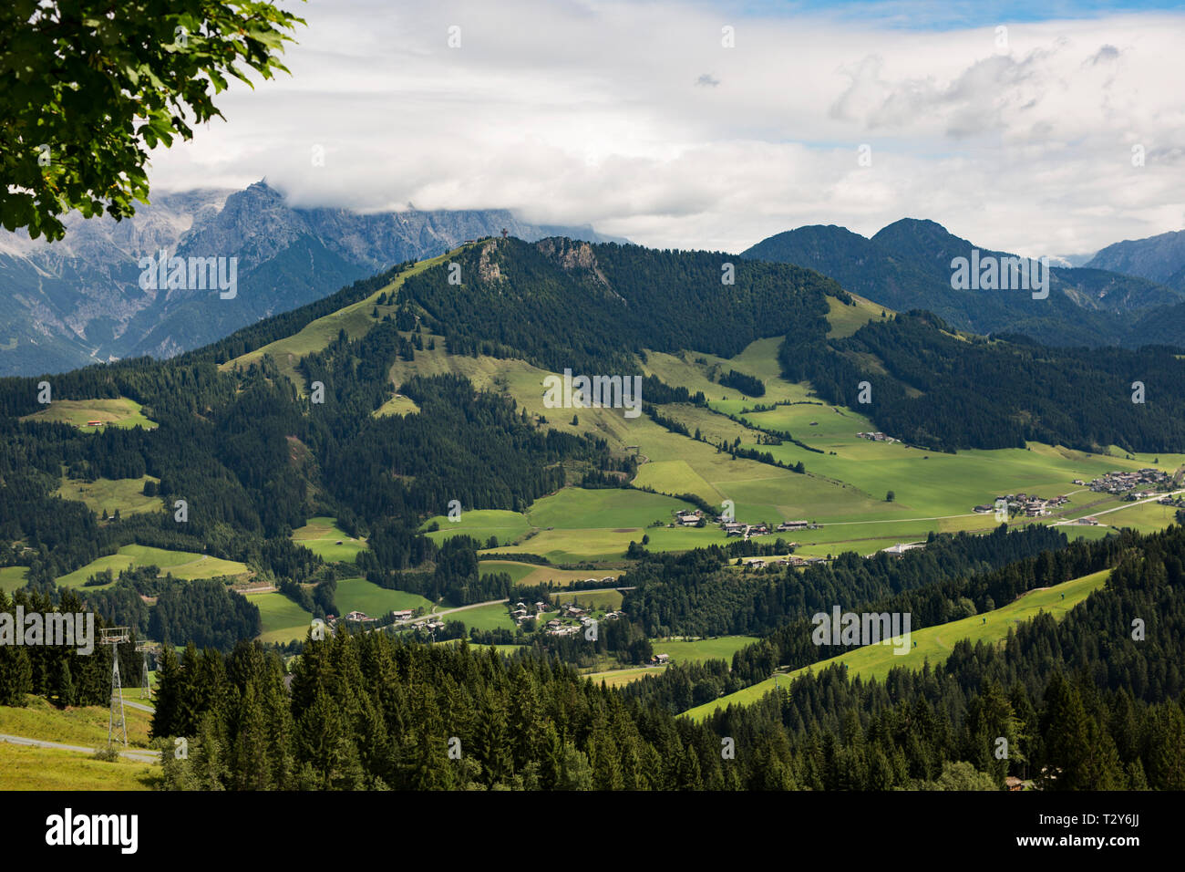 Una vista sulle Alpi austriache di Kitzbühel vicino Fieberbrunn nel Tirolo austriaco. Foto Stock