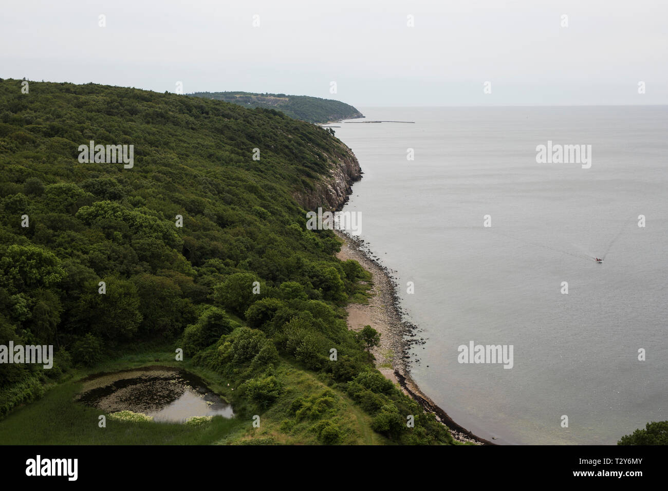 La vista della costa del promontorio di Hammeren dalle rovine della fortezza di Hammershus vicino ad Allinge sull'isola di Bornholm in Danimarca, nel Mar Baltico. Foto Stock