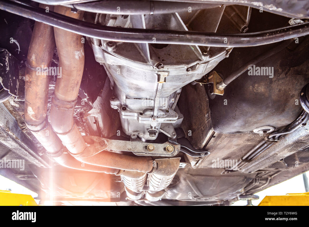 Vista ingrandita del carrello del veicolo su un ponte elevatore in laboratorio durante le riparazioni Foto Stock