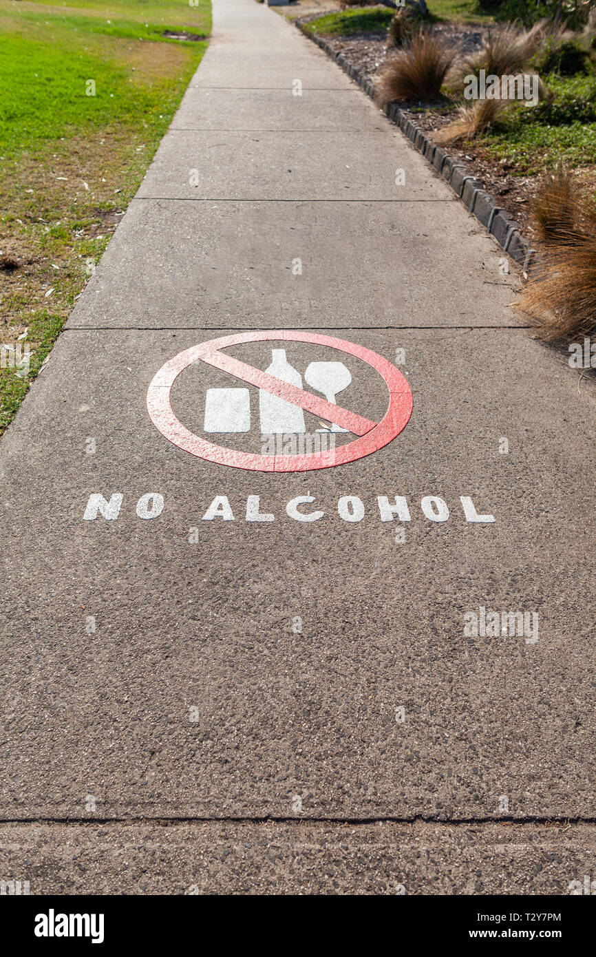 Nessun segno di alcool dipinta sul percorso a piedi in un parco - immagine verticale Foto Stock