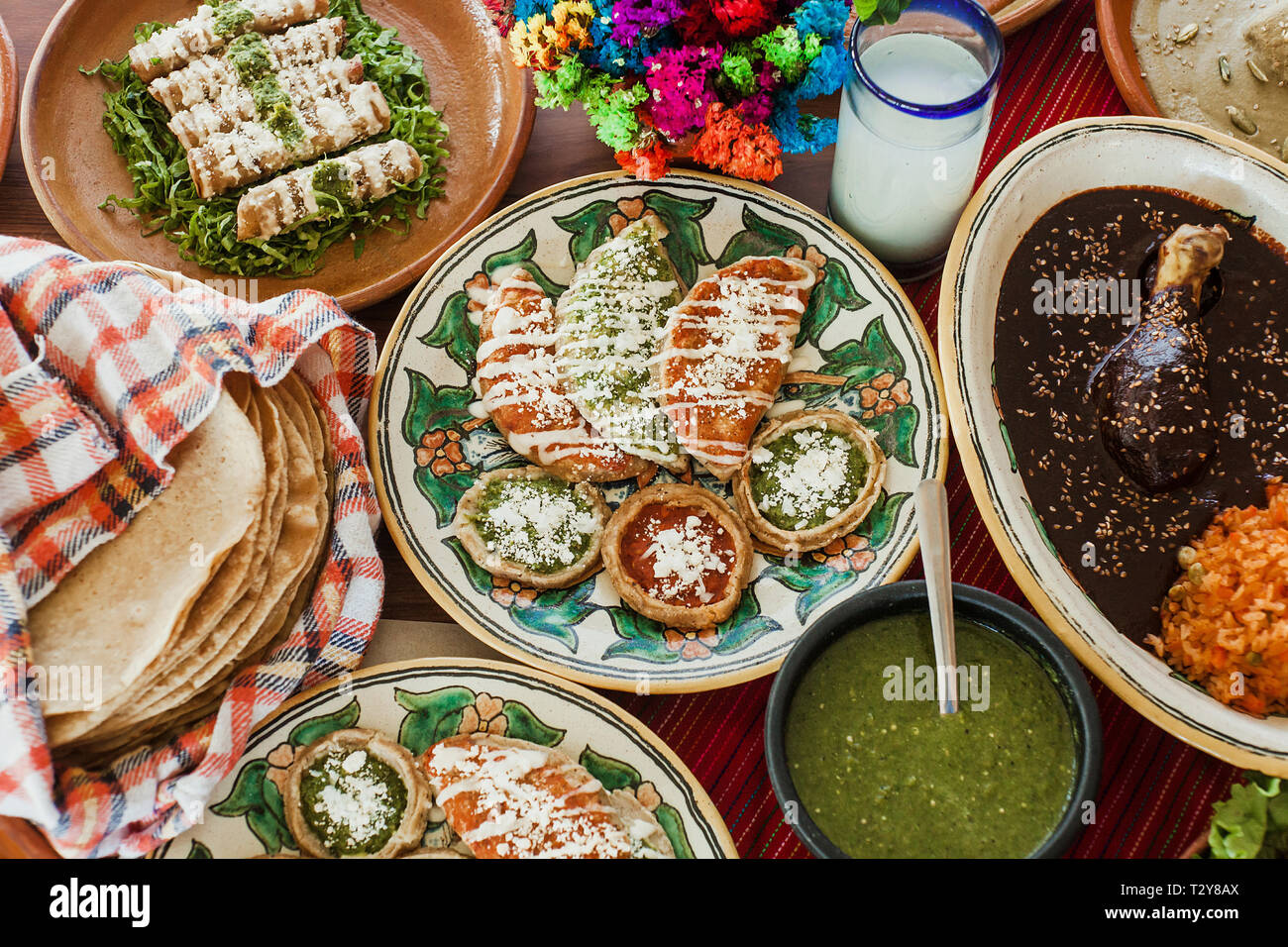 Sopes, tacos dorados e flautas de pollo, cibo messicano, salsa piccante in Messico Foto Stock