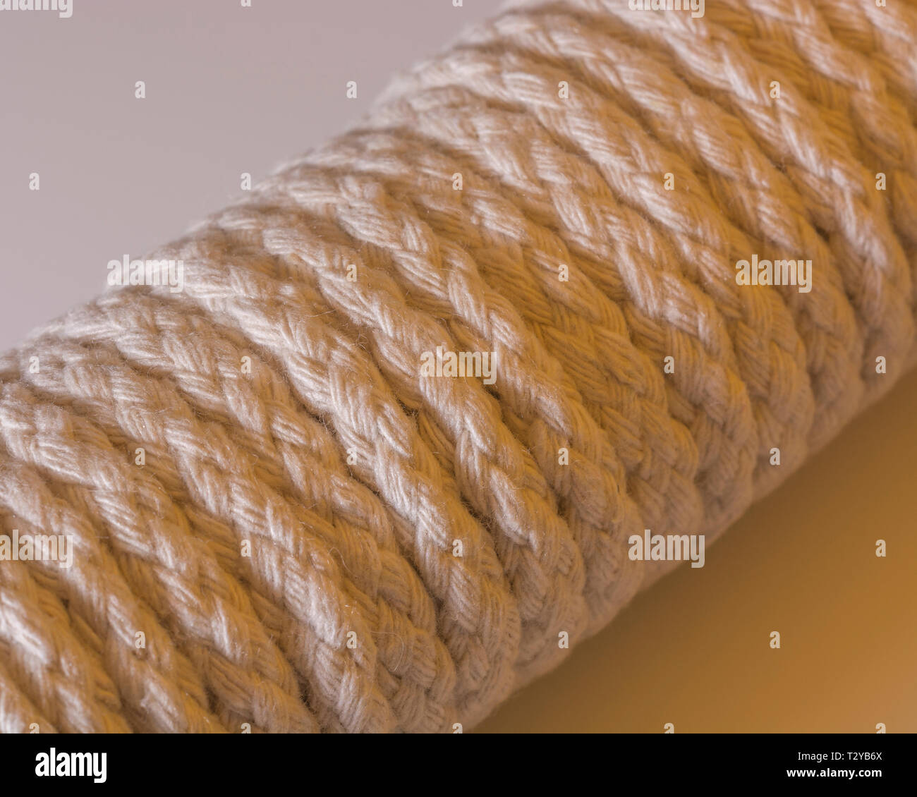 Close-up di una matassa di naturale multi filamento di cotone in corda - utilizzato per clotheslines e altri lavori. Foto Stock