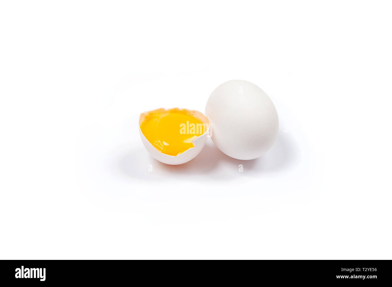 Uovo bianco e tuorlo. Uova crude su sfondo bianco. Concetto felice Pasqua. Foto Stock