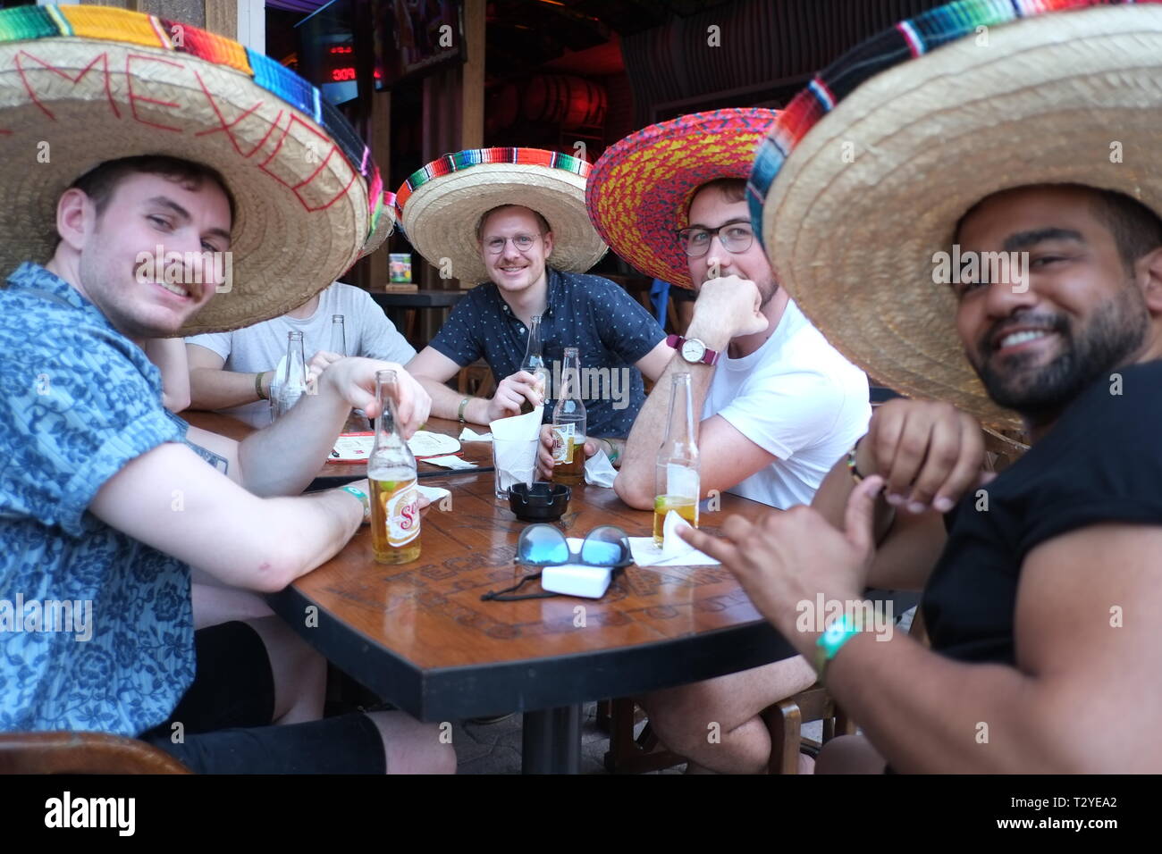 American vacanzieri con sombreros messicani che posano per una foto Foto Stock