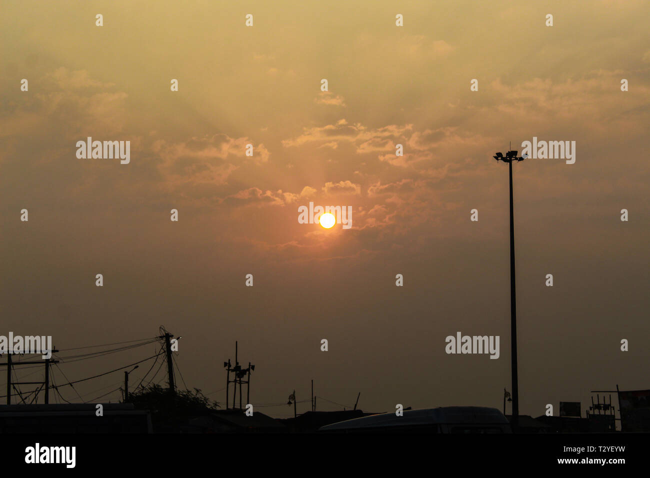 Primo sole sorgere a chandrabhaga mare spiaggia con cloud sky Foto Stock