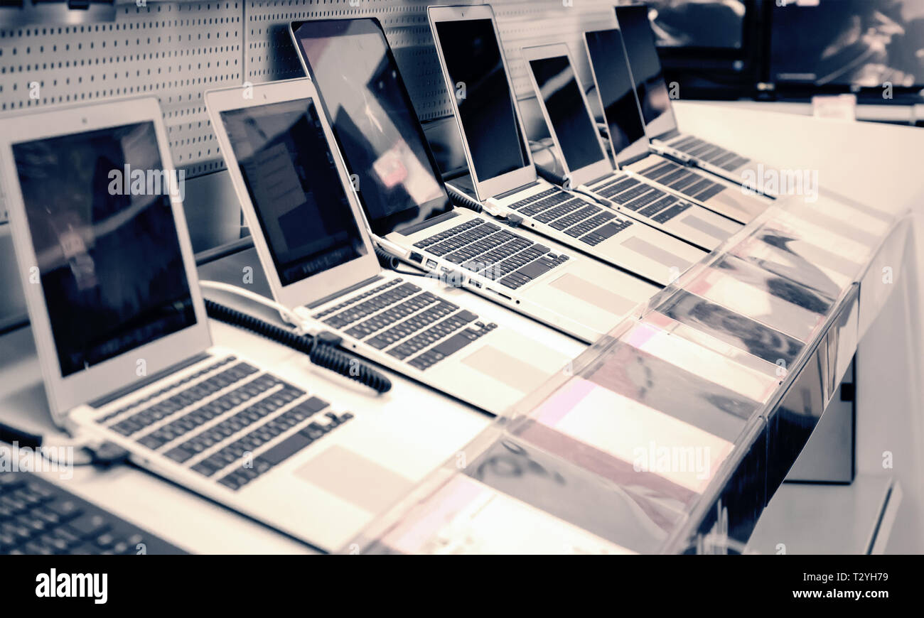 Vari tipi di computer portatili sono presentati per la vendita nella  vetrina del negozio Foto stock - Alamy