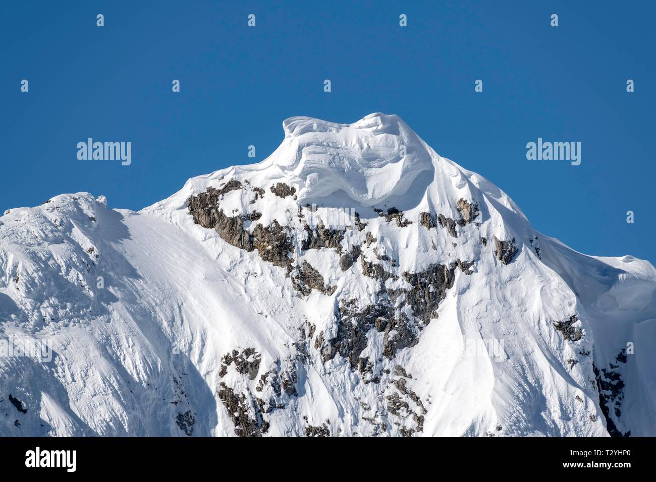 Massiccio cornicione di neve su un picco di montagna, northern range, montagne Karwendel, Tirolo, Austria Foto Stock