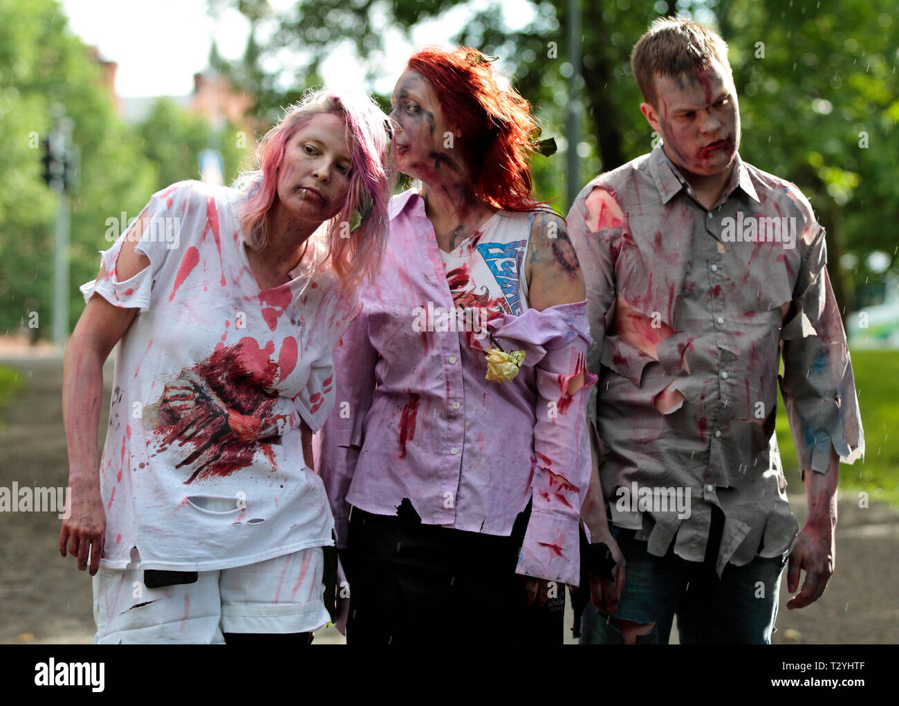 Hameenlinna, Finlandia 13/06/2014 Zombie a piedi. Partecipante in zombie trucco e sanguinosa e frastagliate e costume di Hämeenlinna Zombie a piedi Foto Stock