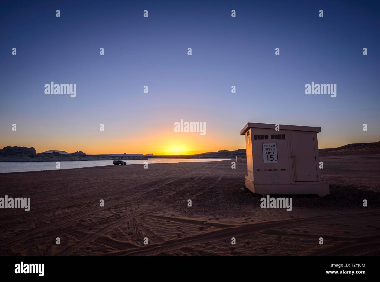 Cabina in spiaggia a sunrise, sabbiosa spiaggia di roccia solitaria spiaggia al lago Powell, Glen Canyon National Recreation Area, Pagina, Utah, Stati Uniti d'America Foto Stock