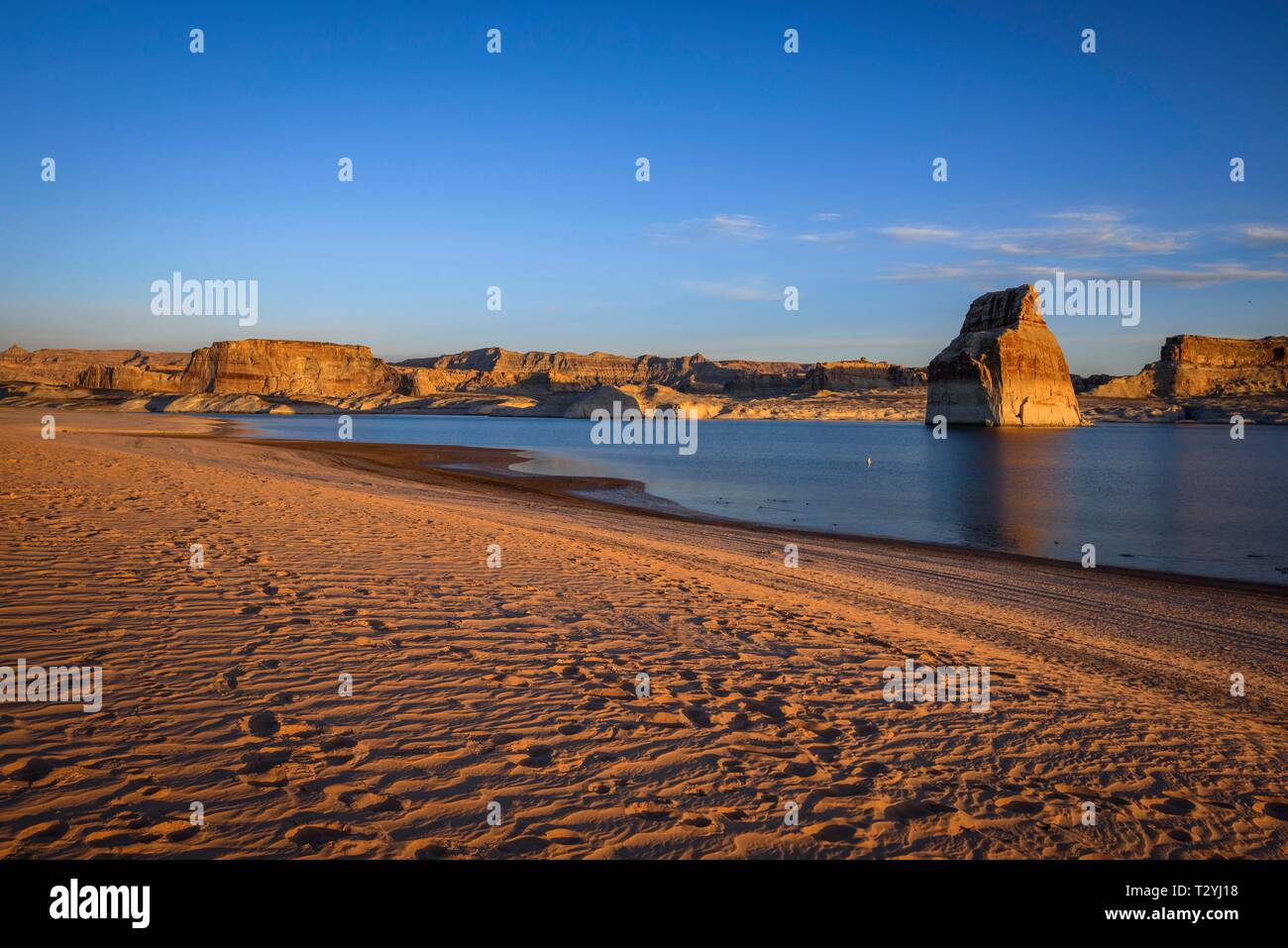 Sole di mattina presso la spiaggia di sabbia di roccia solitaria spiaggia al lago Powell, Glen Canyon National Recreation Area, Pagina, Utah, Stati Uniti d'America Foto Stock