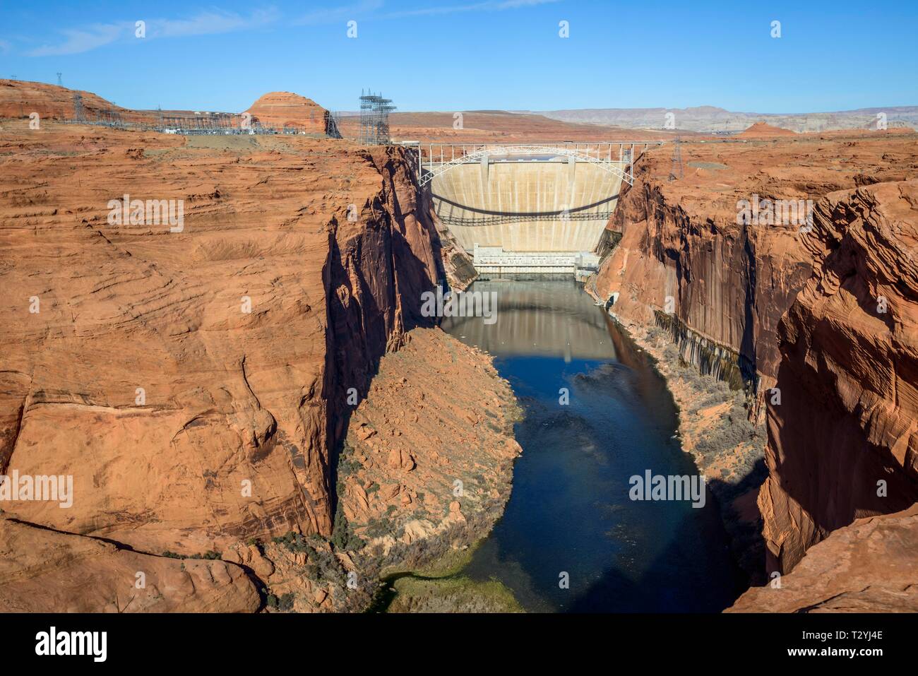 Vista del Glen Canyon Dam e il Fiume Colorado, Glen Canyon Dam si affacciano, Lake Powell, vicino a pagina, Arizona, Stati Uniti d'America Foto Stock