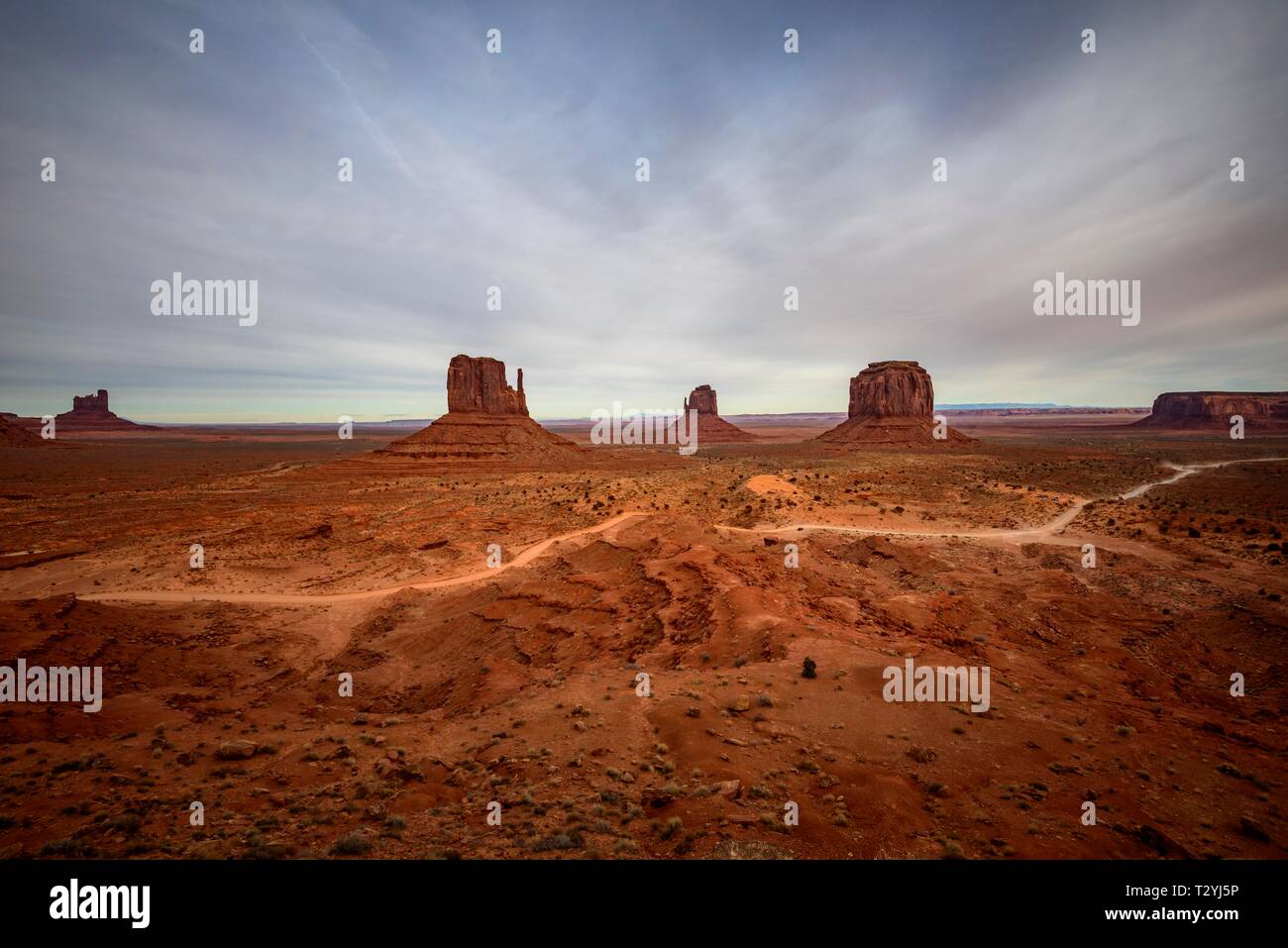 Mesas, West Mitten Butte, Est Mitten Butte, Merrick Butte, Scenic Drive, il parco tribale Navajo Monument Valley, Navajo Nation, Arizona, Utah, Stati Uniti d'America Foto Stock