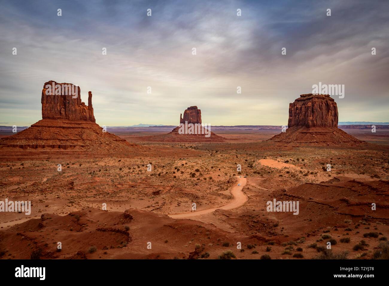 Mesas, West Mitten Butte, Est Mitten Butte, Merrick Butte, Scenic Drive, il parco tribale Navajo Monument Valley, Navajo Nation, Arizona, Utah, Stati Uniti d'America Foto Stock