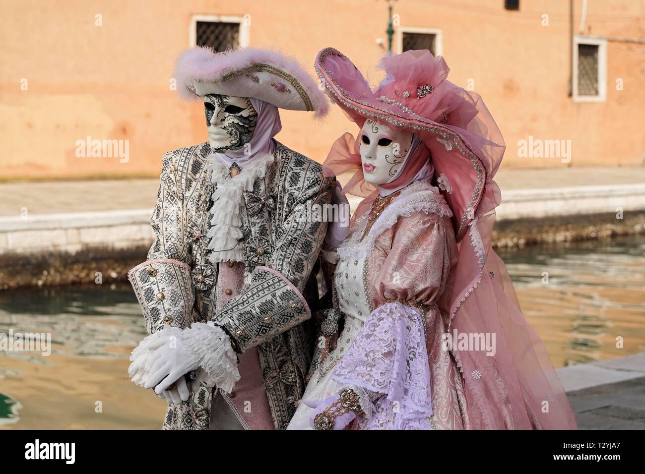 Coppia con le tradizionali maschere veneziane, il Carnevale di Venezia,  Veneto, Italia Foto stock - Alamy