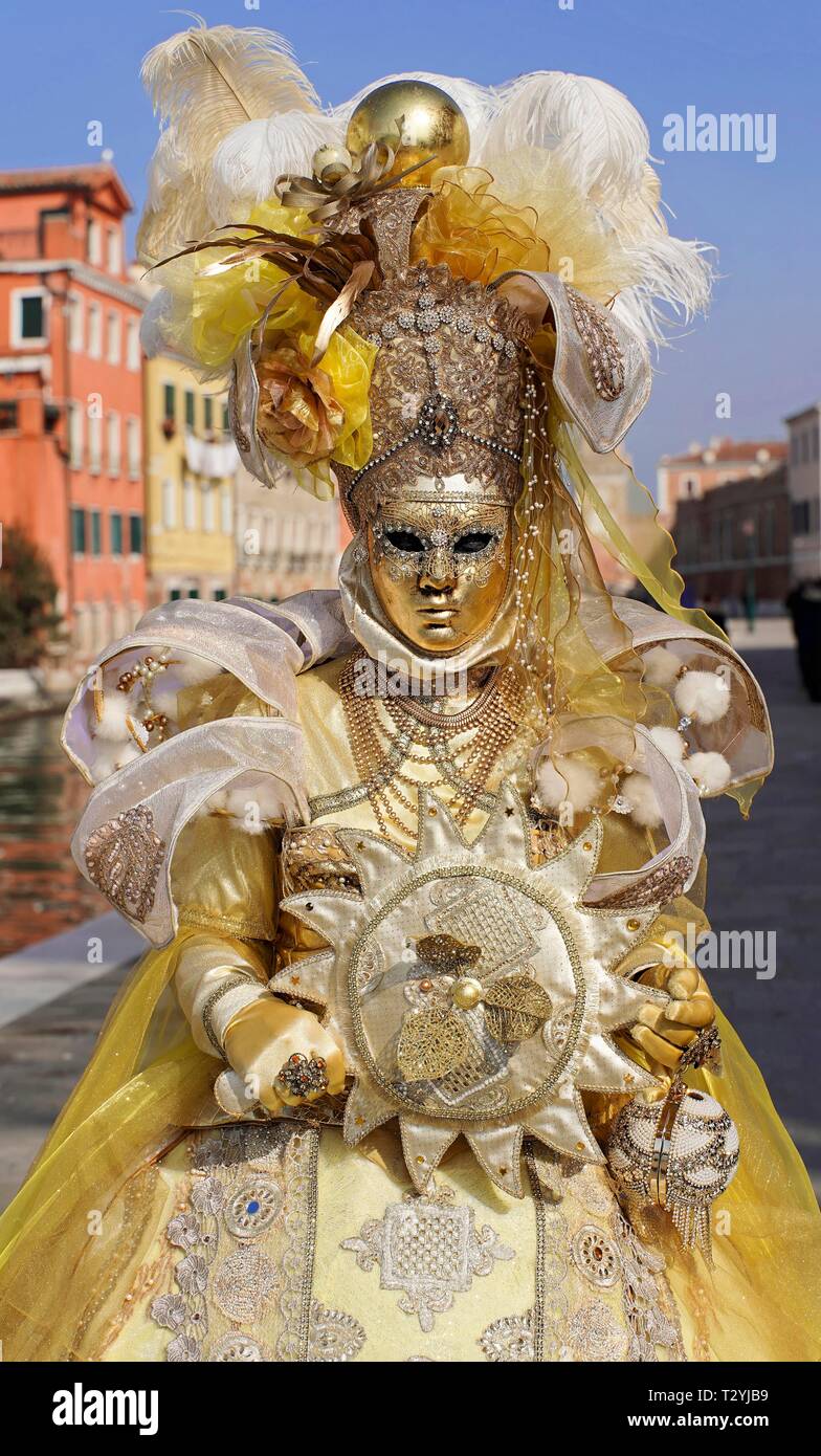 Donna con la tradizionale maschera veneziana, il Carnevale di Venezia,  Veneto, Italia Foto stock - Alamy