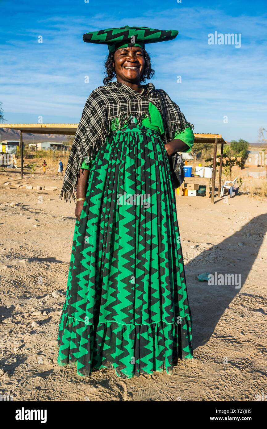Herero donna in abiti tradizionali, Opuwo, Kaokoland, Namibia Foto Stock