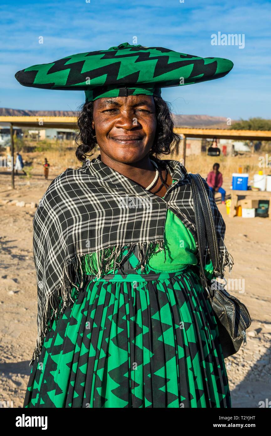 Herero donna in abiti tradizionali, Ritratto, Opuwo, Kaokoland, Namibia Foto Stock