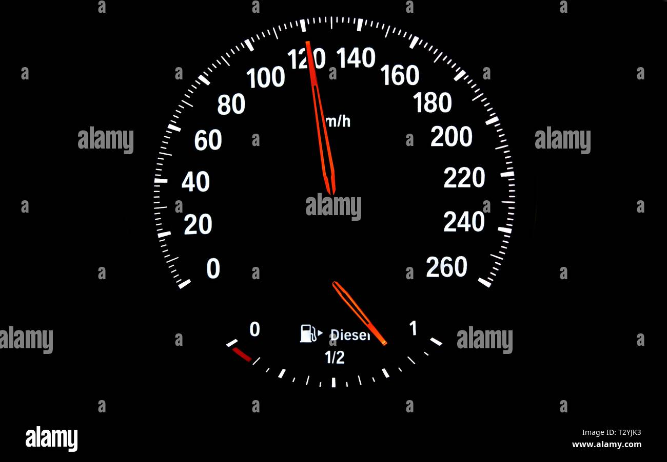 Il tachimetro con indicatore di livello del carburante per motori diesel, velocità di 120 km/h, immagine simbolo di pericolo a causa di una eccessiva velocità, troppo veloce guida, Germania Foto Stock