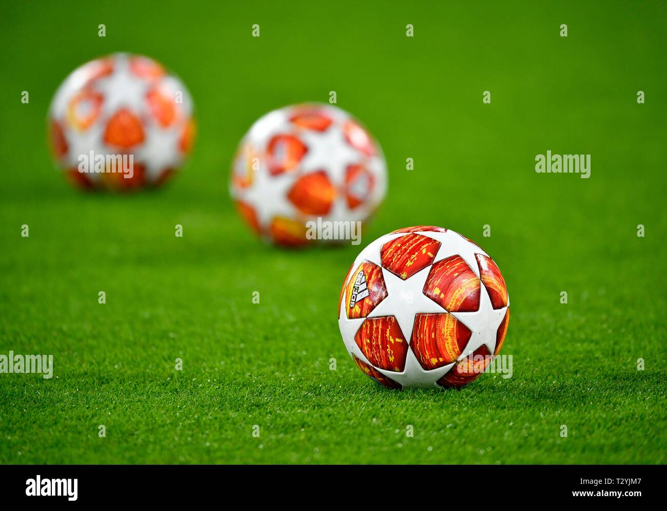 Match ball della Champions League CL su erba, stadio Allianz Arena di Monaco di Baviera, Germania Foto Stock
