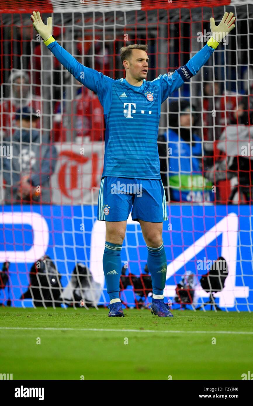 Il portiere Manuel Neuer in goal, FC Bayern Monaco, bracci sollevati, gesto, stadio Allianz Arena di Monaco di Baviera, Germania Foto Stock
