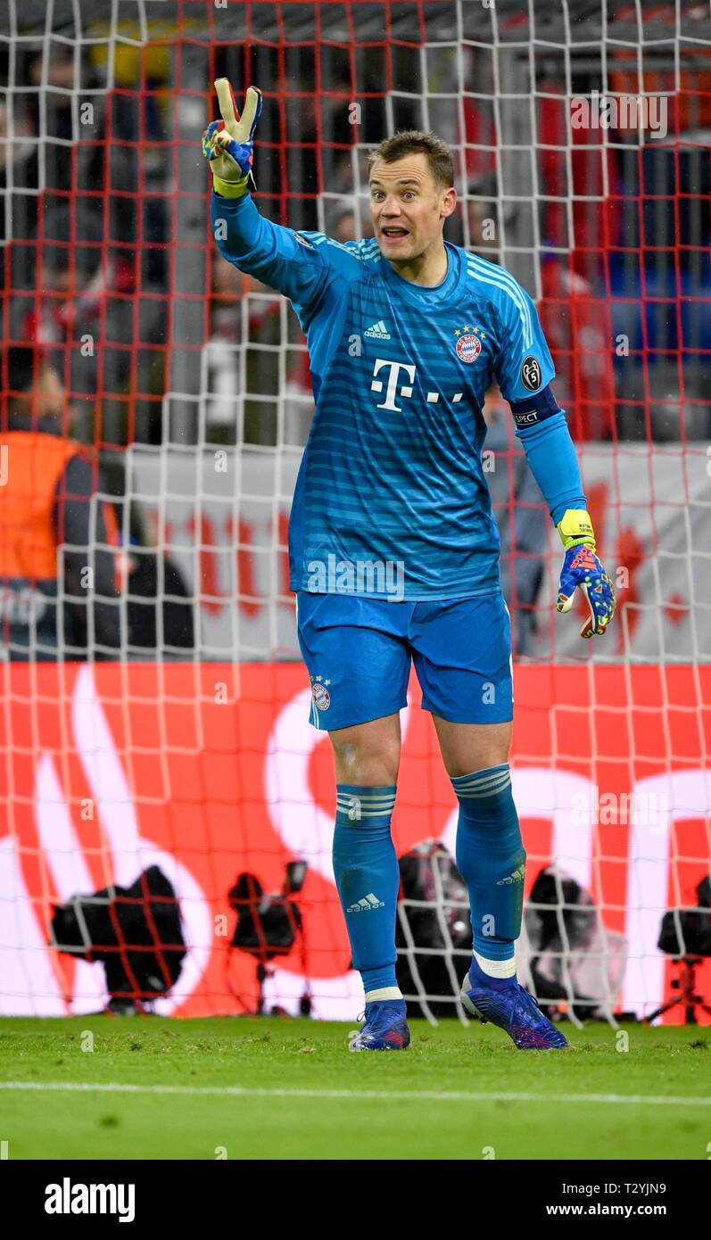 Il portiere Manuel Neuer in goal, FC Bayern Monaco, segno di vittoria,  gesto, stadio Allianz Arena di Monaco di Baviera, Germania Foto stock -  Alamy