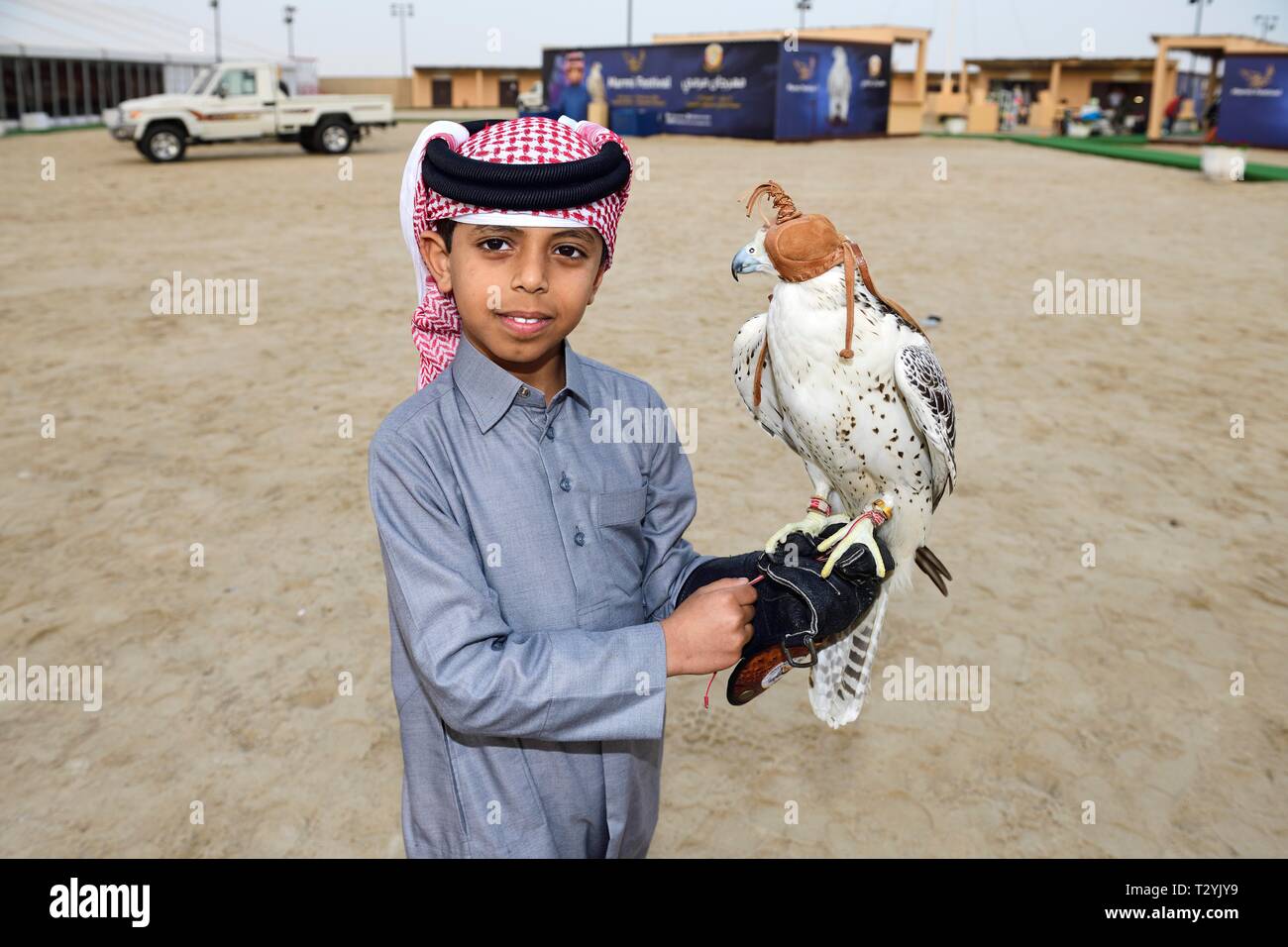 Qatar ragazzo con falcon presso Marmi Falcon Festival, Sealine dune, Mesaieed, Doha, Qatar Foto Stock