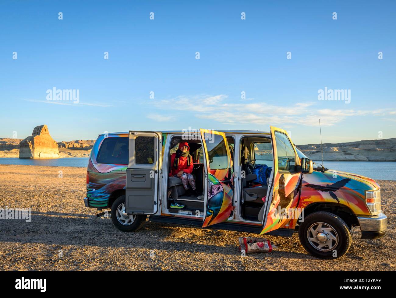 Campingvan, Camper presso la spiaggia di sabbia a Lake Powell, Lone Rock Beach Campeggio, Glen Canyon National Recreation Area, Pagina, Utah, Stati Uniti d'America Foto Stock