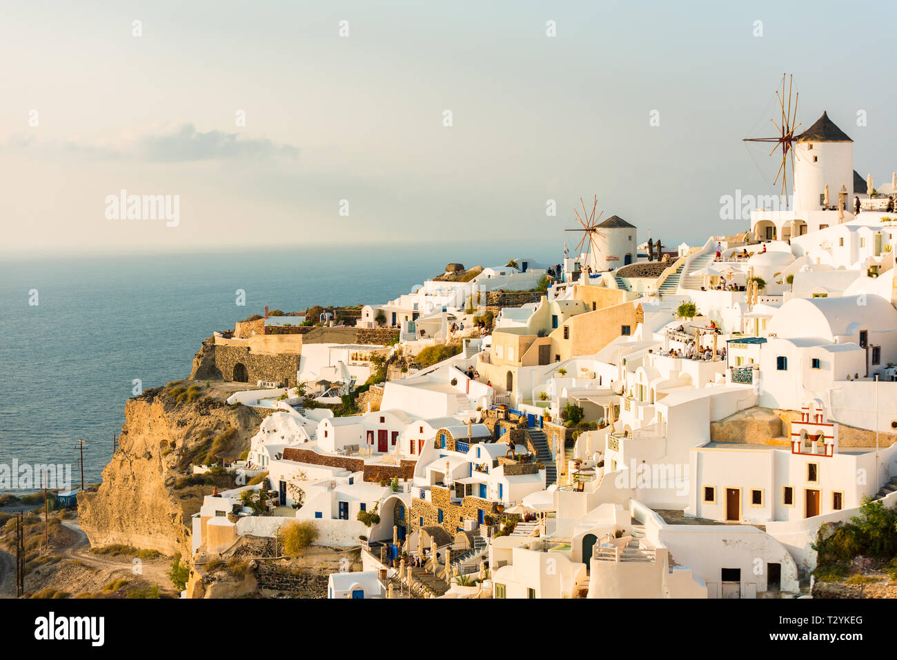 Una vista dei Mulini di Oia sull'isola greca di Santorini Foto Stock