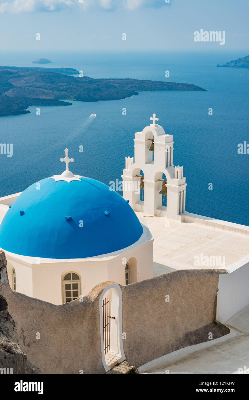 Una vista della Chiesa Cattolica di Koimisi Tis Theotokou, noti come le tre campane di Fira sull'isola greca di Santorini. Foto Stock