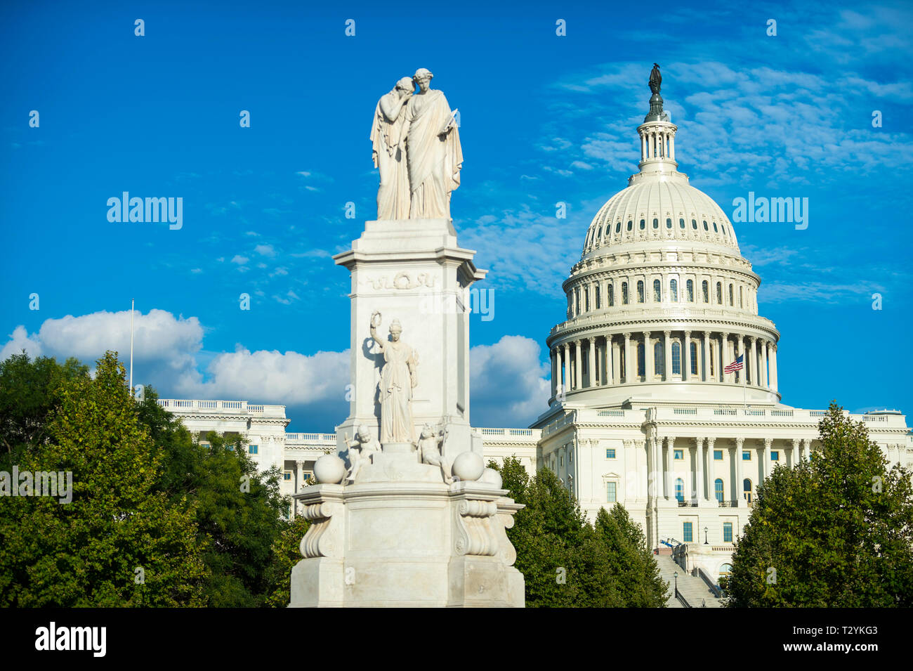 Scenic vista occidentale degli Stati Uniti Campidoglio dominata dal monumento di pace con lussureggiante fogliame di estate a Washington DC, Stati Uniti d'America Foto Stock