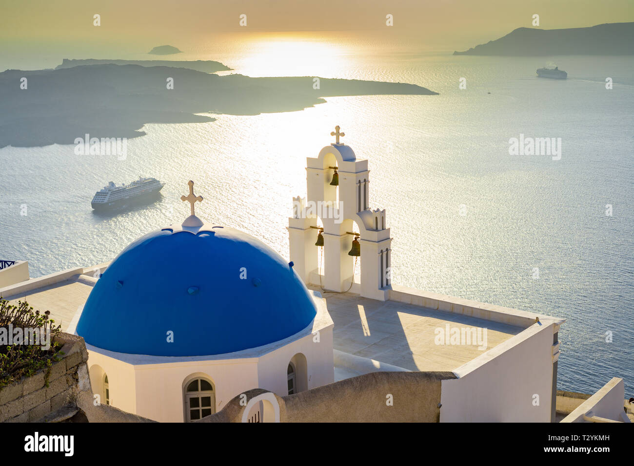 La Chiesa cattolica di Koimisi Theotokou, noto come 'tre campane di Fira' sull'isola greca di Santorini Foto Stock
