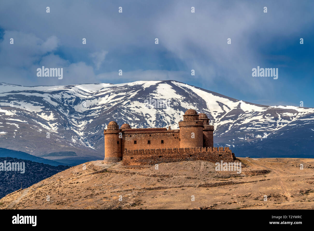 Castillo de la Calahorra castello con la catena montuosa della Sierra Nevada in background, la Calahorra, Andalusia, Spagna Foto Stock