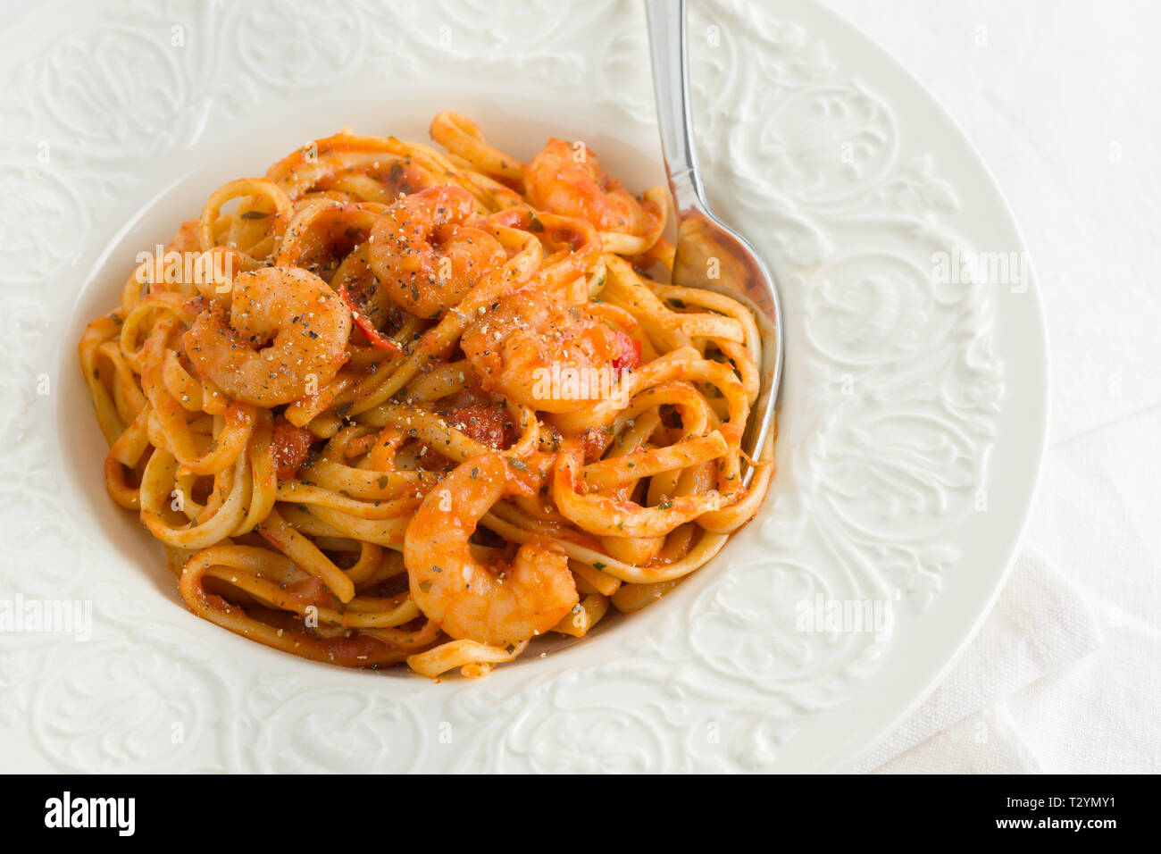 Piccante linguine con code di gamberi in un chili di pomodoro e salsa di base Foto Stock