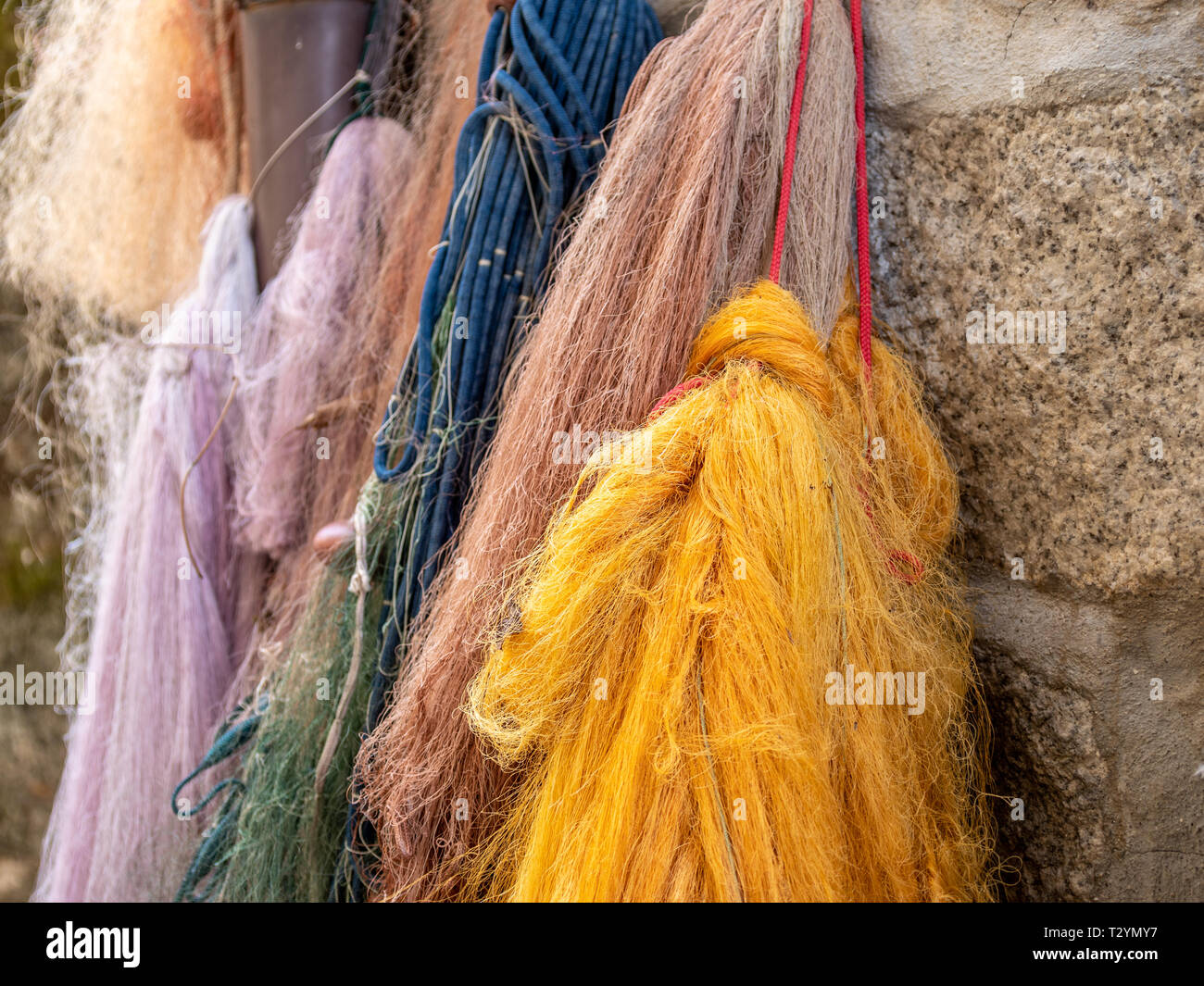 Immagine della colorata Vecchia e utilizzate reti di fisher appeso alla parete Foto Stock