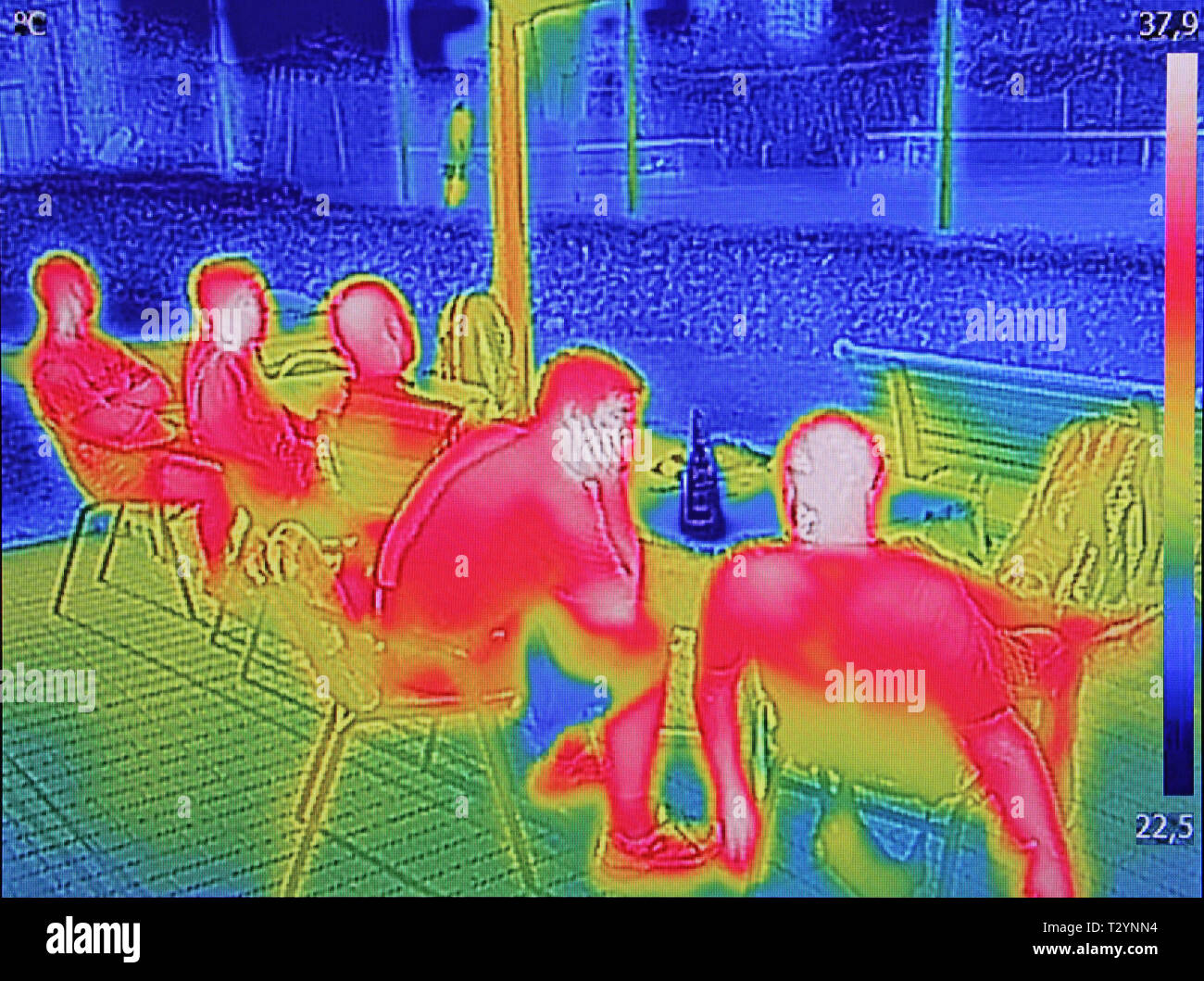 Thermovision a raggi infrarossi dell'immagine che mostra quando le persone si siedono a tavola in estate Foto Stock