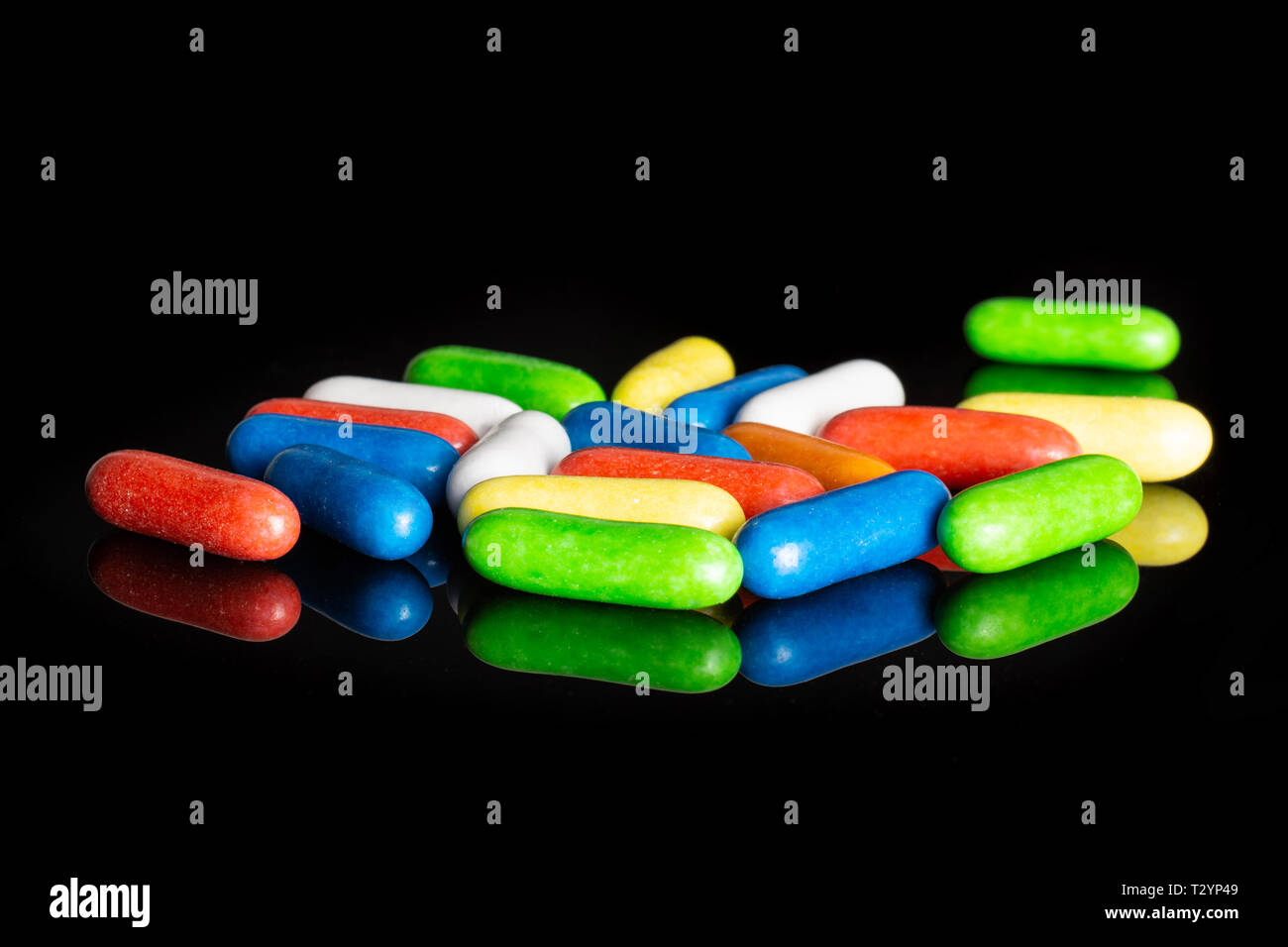 Sacco di tutta la dolce liquirizia comfit isolato sul vetro nero Foto Stock